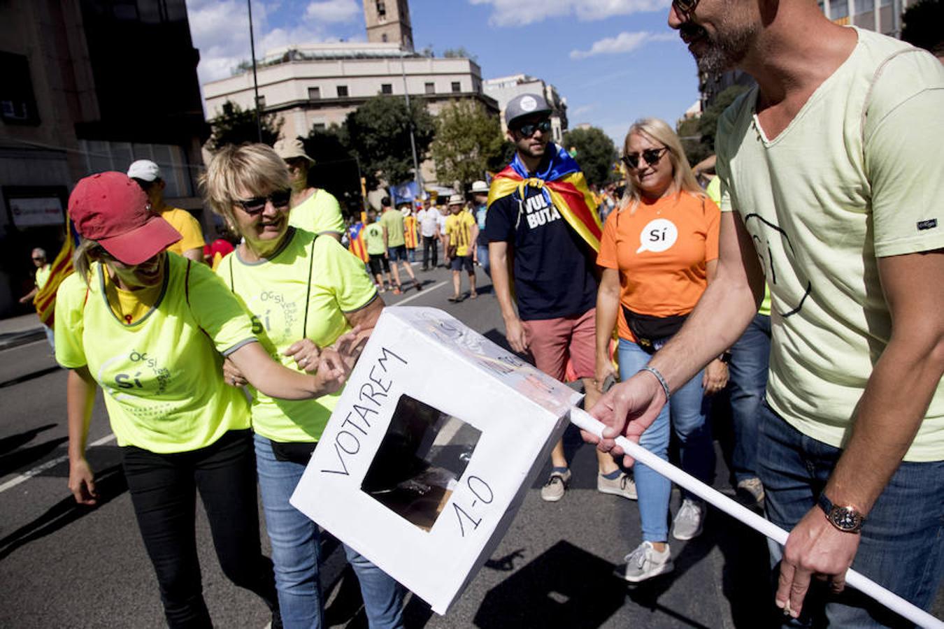 Miles de personas con esteladas han llenado las calles de Barcelona durante la marcha independentista con motivo de la Diada