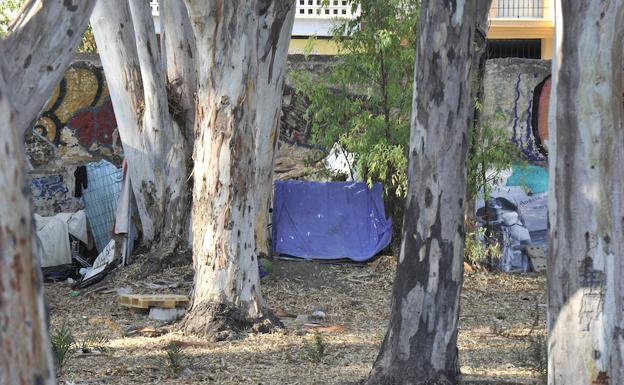 ‘Chambaos’ en los que han acampado varias personas en los Baños del Carmen. 