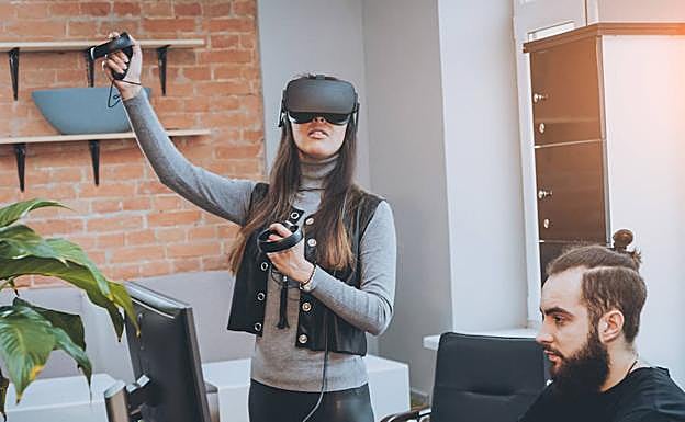 Imagen principal - En la imagen superior, videojuego de realidad virtual. A la izquierda, ‘Los ríos de Alice’ y al lado ‘Rime’.