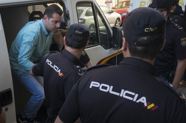 F.J.M., el acusado de la muerte de la niña de 8 años y de su padre en Almonte, ayer a su llegada hoy a la audiencia provincial de Huelva.