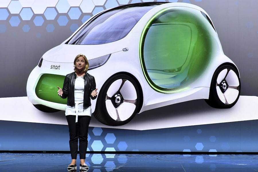 La directora de Ventas de Mercedes-Benz Cars, Britta Seeger, presenta el nuevo Smart Vision EQ.