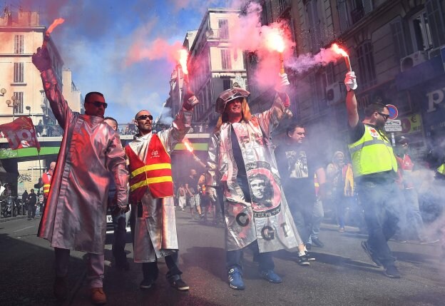 Trabajadores de ArcelorMittal, ayer durante la manifestación que recorrió las calles de Marsella en protesta por la reforma laboral de Macron. :: ANNE-CHRISTINE POUJOULAT / AFP