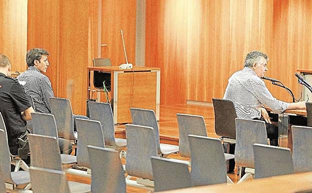 Lendínez, junto a Juan Antonio Roca durante un juicio. :