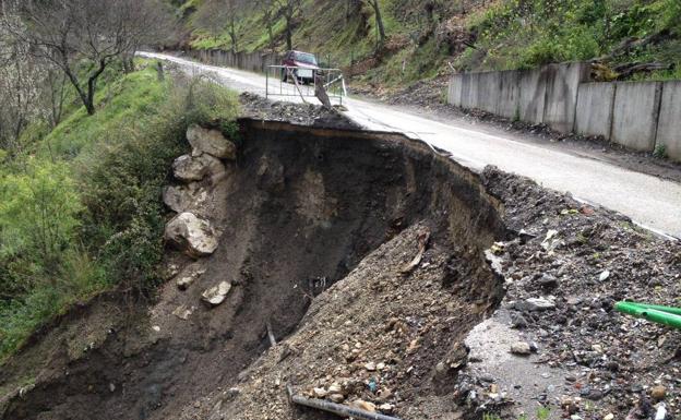 El socavón en el val de acceso a Pujerra tras la tromba de 2015 fue reparado por el Ayuntamiento