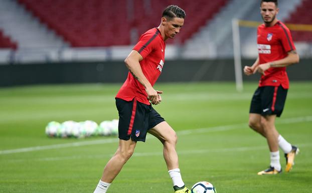 Torres, con Saúl al fondo, en la sesión en el Wanda Metropolitano