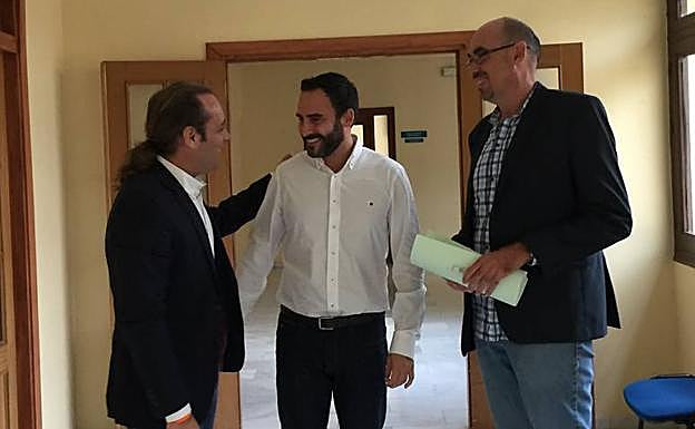 Juan Cassá saluda a Dani Pérez, que está al lado de Eduardo