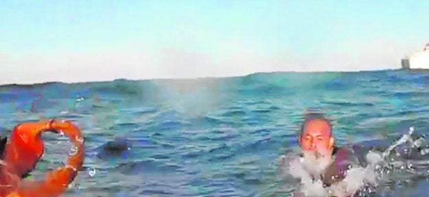 Momento justo del rescate de uno de los supervivientes por tripulantes del Helimer 211.