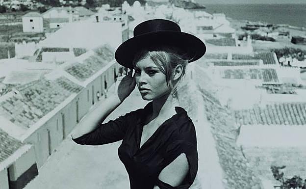 Imagen principal - Brigitte Bardot, los caniches de Perón y la portada de la revista