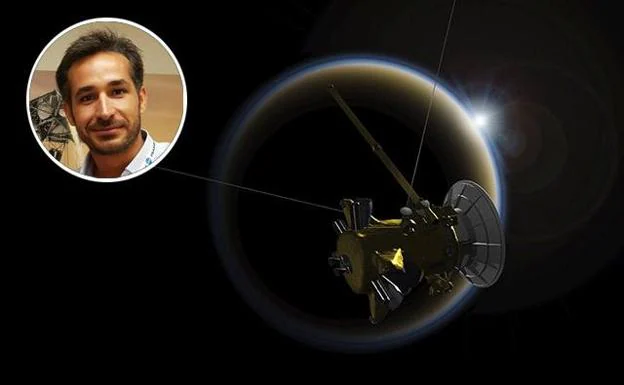 Cassini alrededor de una de las lunas de Saturno. Arriba, Carlos Pérez 