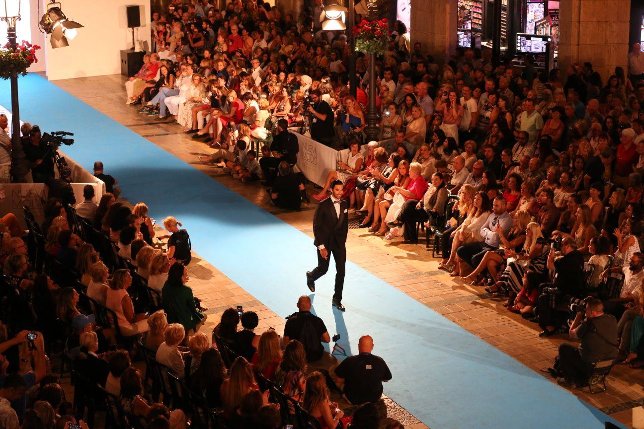 La calle Larios ha vuelto a llenarse en Málaga para seguir los desfiles de la Pasarela Larios 2017. El viernes 15 desfilaban Sonia Peña, Protocolo, Carla Ruiz, Vértize Gala, Gemma Melé, Ángel Palazuelos, Rafael Urquízar, Juan Segovia para Perlas y Bombones, Lucas Balboa, Ivana Picallo y Jesús Segado