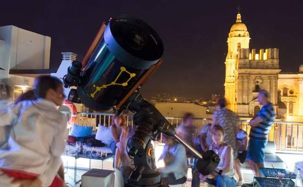 Observación con telescopio de la Luna y Saturno en la azotea del hotel Molina Lario celebrada hace unos días