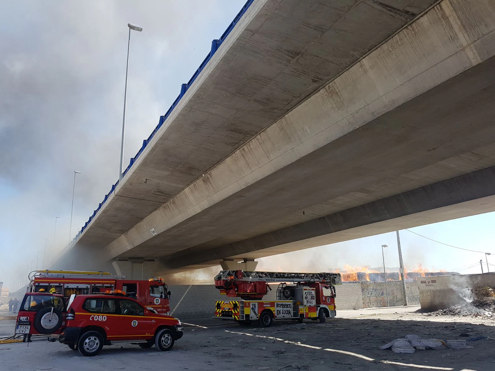 El fuego obligó a cortar la carretera de acceso nueva al aeropuerto, la MA-23