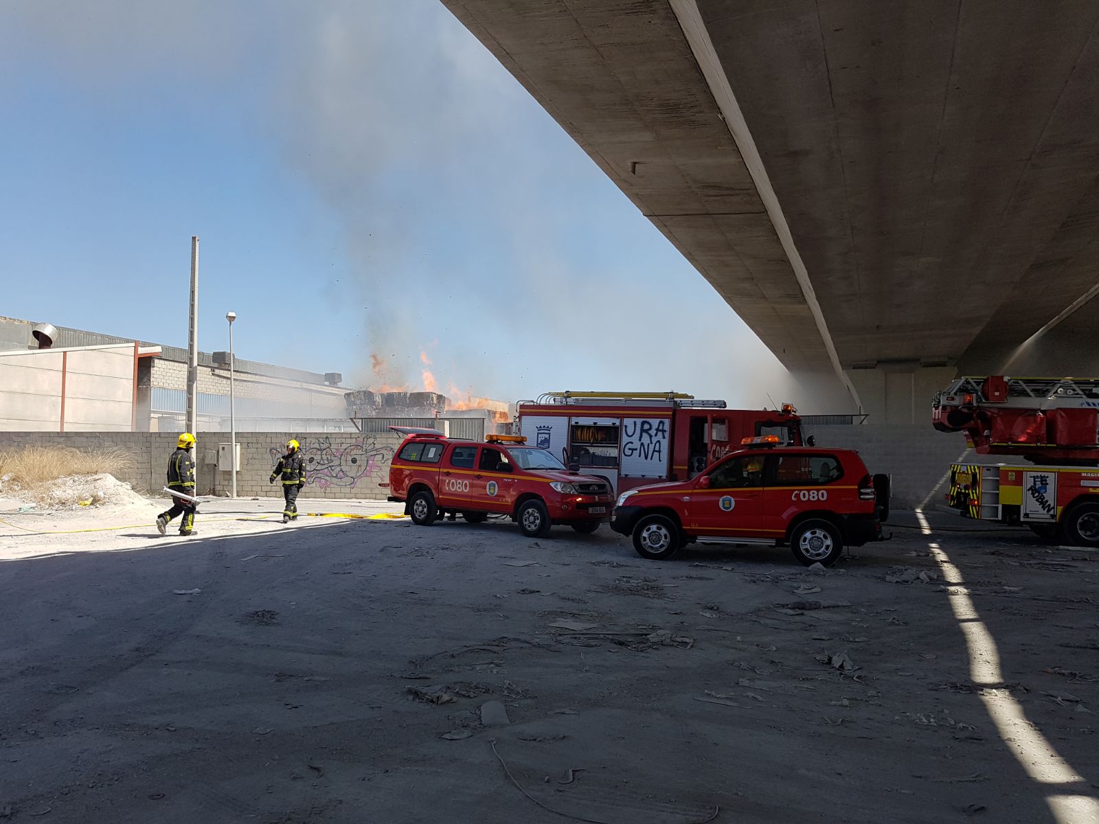 El fuego obligó a cortar la carretera de acceso nueva al aeropuerto, la MA-23