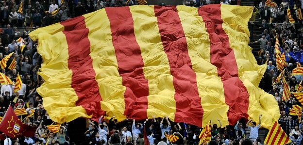 Despliegue de una gigantesca bandera catalana durante un acto político. :: efe