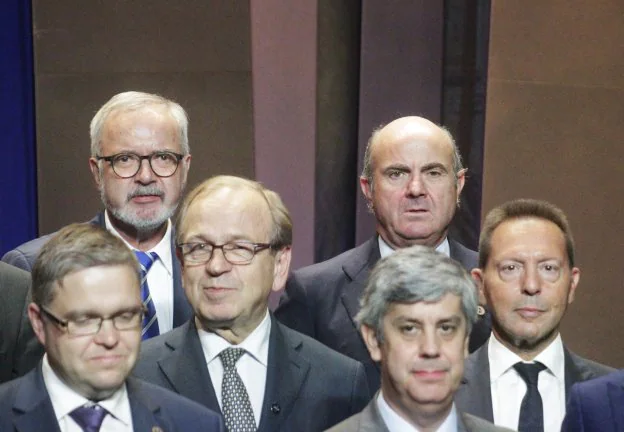 Los ministros de Economía y Finanzas de la UE, con De Guindos en la parte superior. :: V. KalnIna / EFE