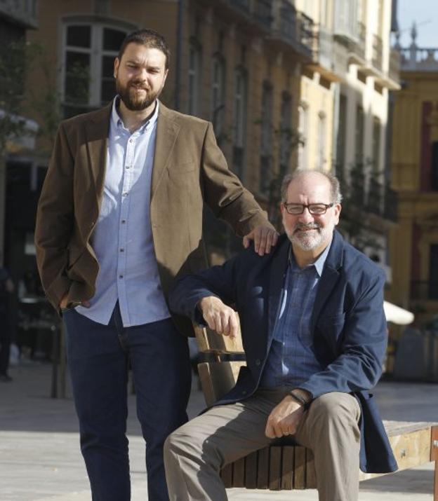 El profesor Luis Chiappe, sentado junto a Francisco Serrano, en Málaga. 