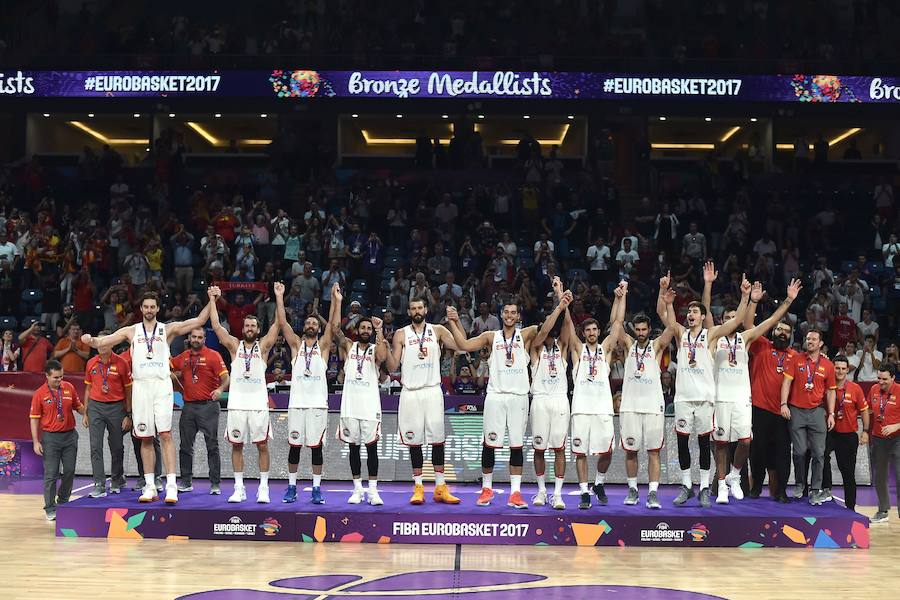 La selección española de baloncesto venció a Rusia en el duelo por el metal y último encuentro de Juan Carlos Navarro como internacional.