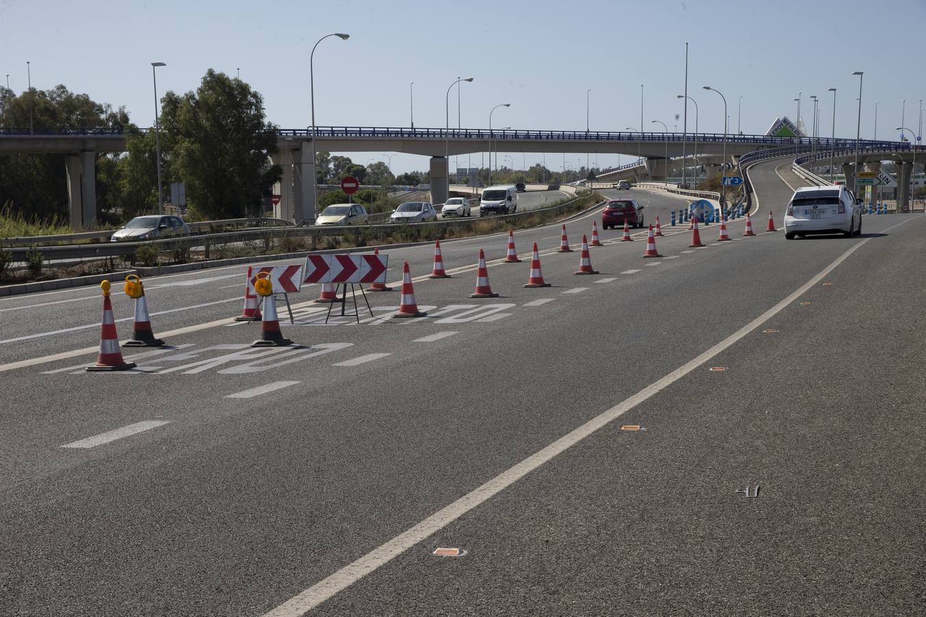 Los bomberos continúan con las labores de refresco de la nave incendiada este sábado