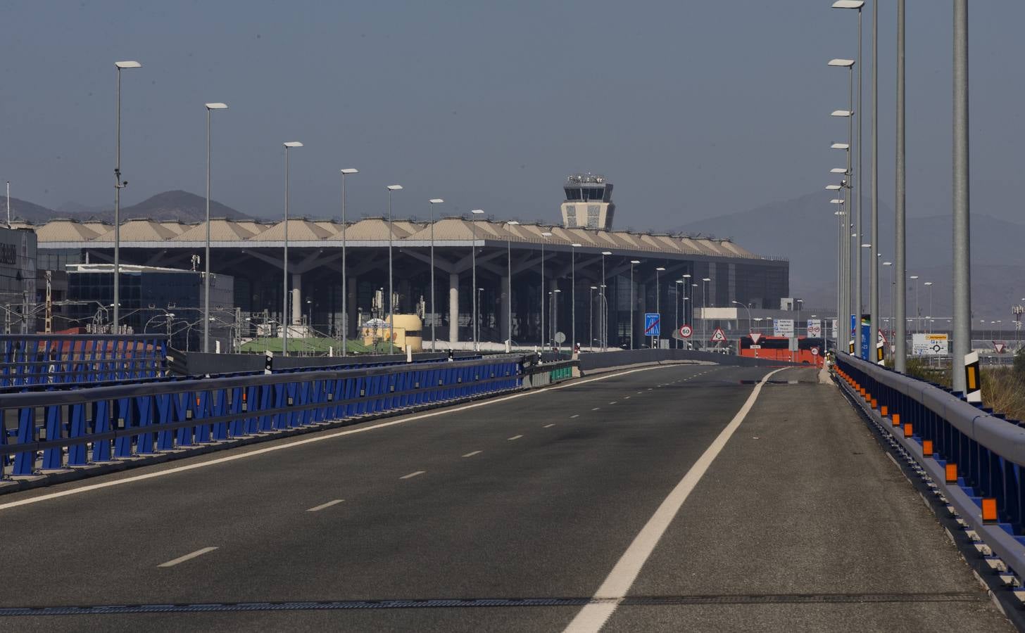 Los bomberos continúan con las labores de refresco de la nave incendiada este sábado