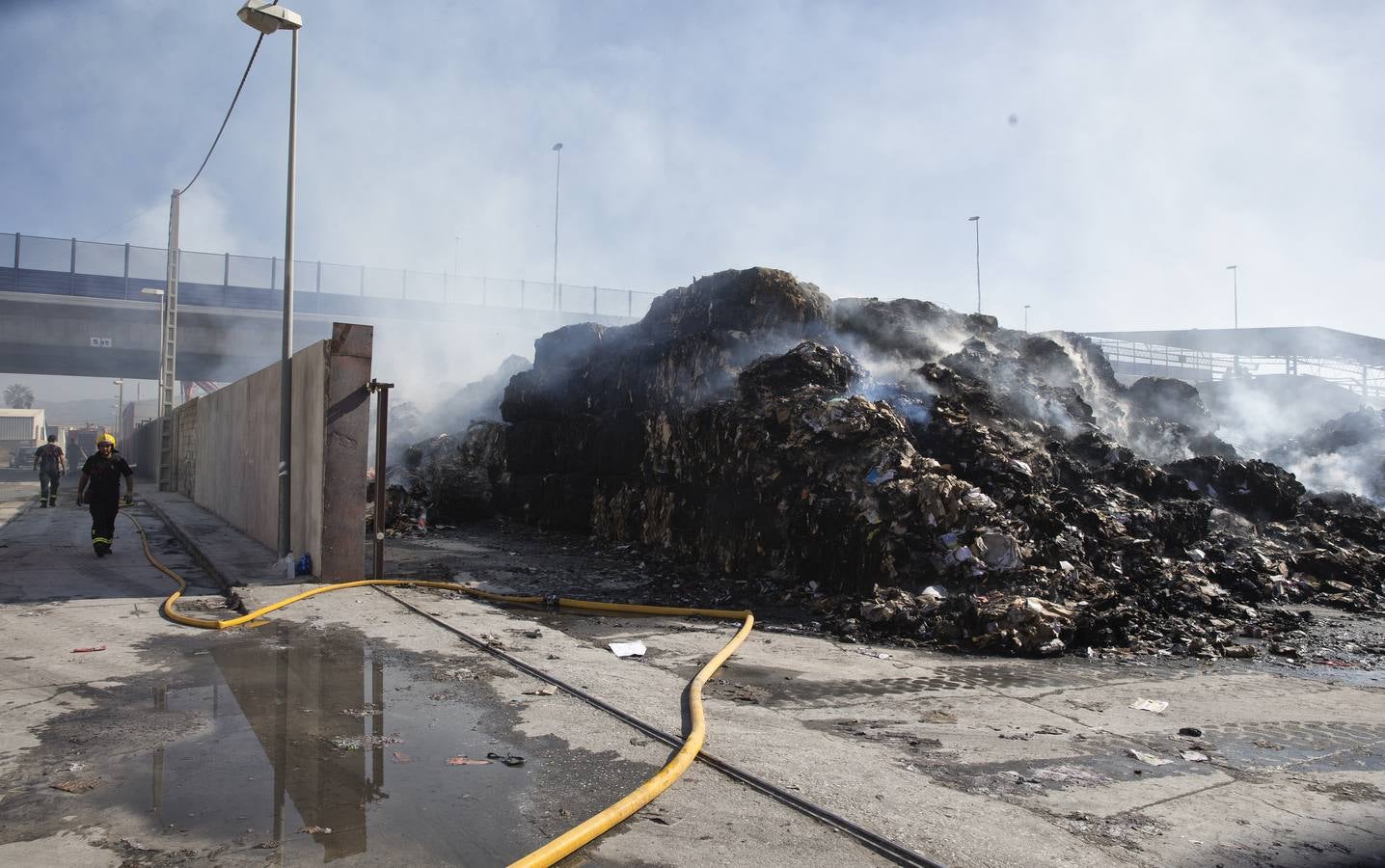 Los bomberos continúan con las labores de refresco de la nave incendiada este sábado