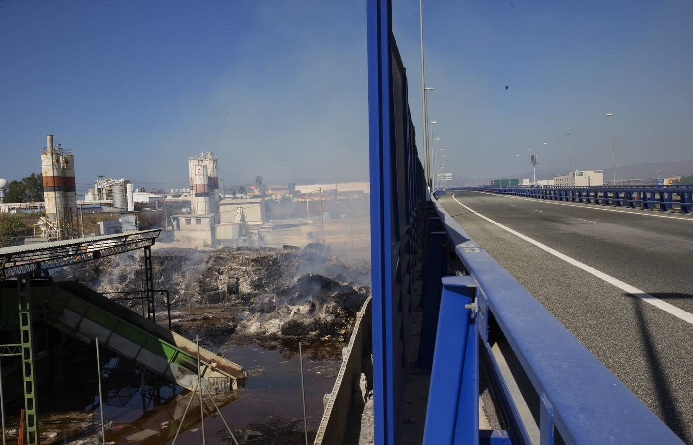 Los bomberos continúan con las labores de refresco de la nave incendiada este sábado