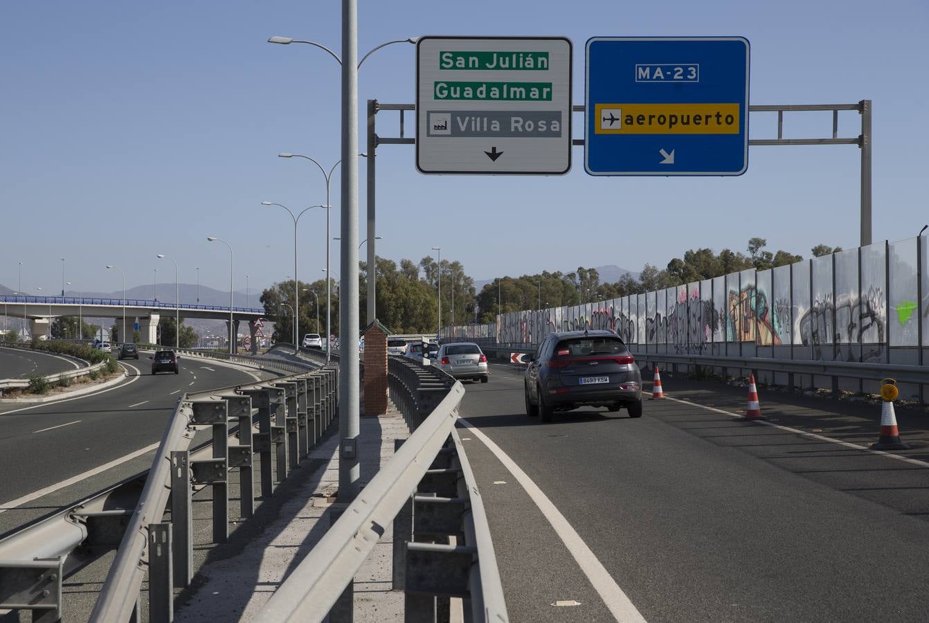 Los bomberos continúan con las labores de refresco de la nave incendiada este sábado
