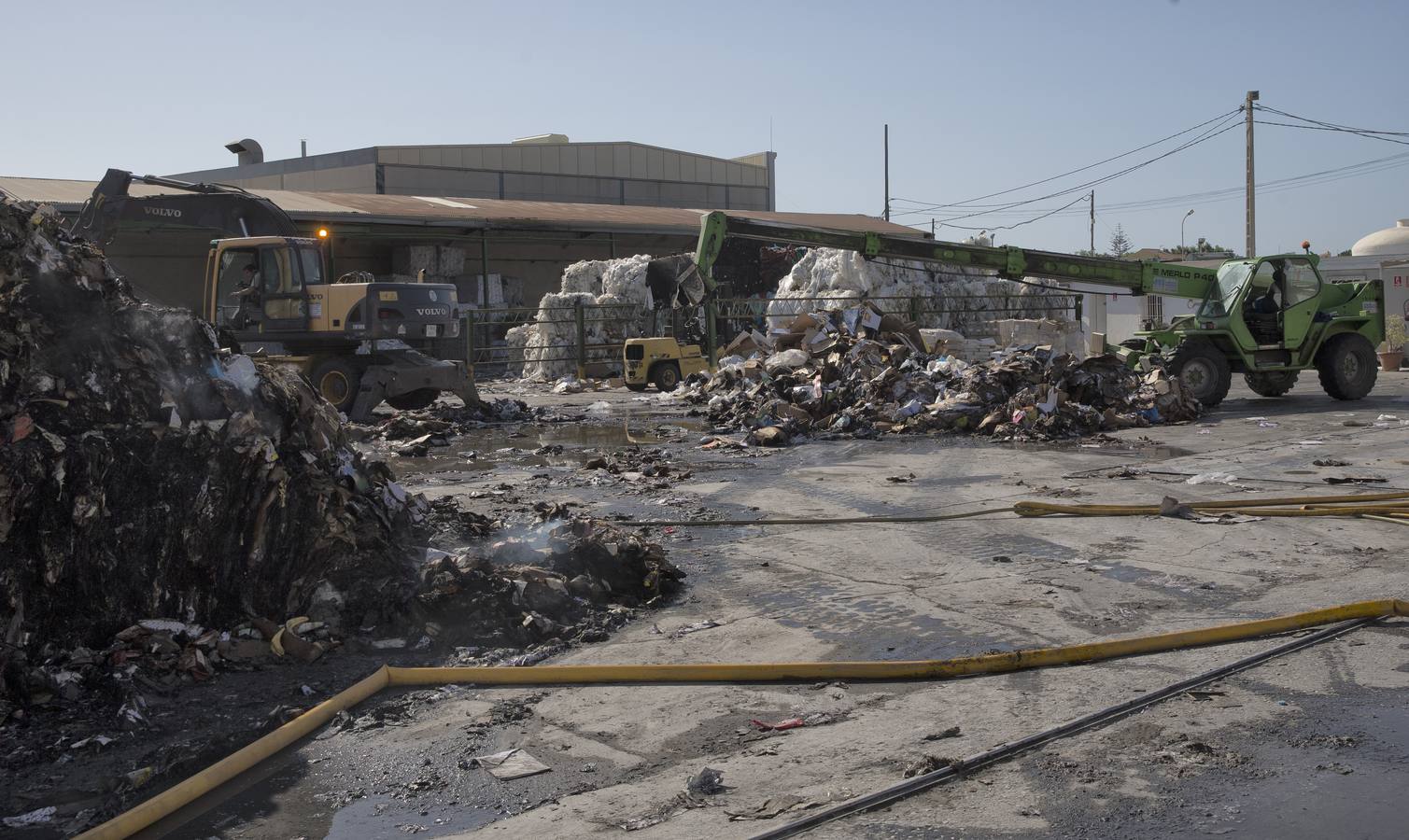 Los bomberos continúan con las labores de refresco de la nave incendiada este sábado
