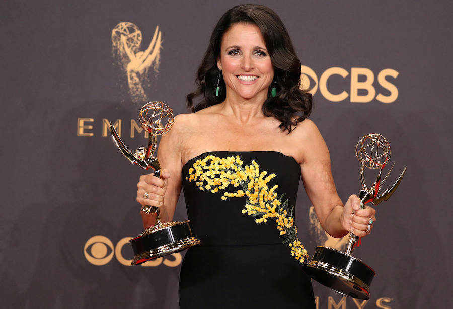 'Julia Louis-Dreyfus sujeta sus dos premios Emmy.