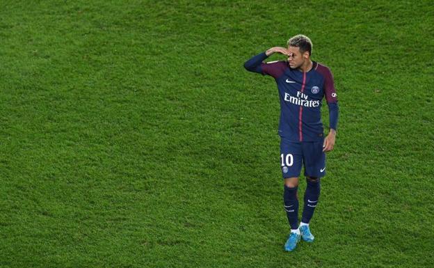 Neymar otea el horizonte en un partido con el PSG. 