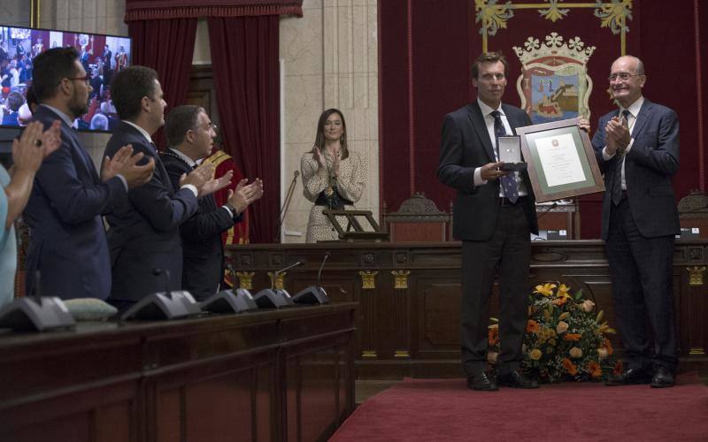 La entidad cumple 144 años y recibe la máxima distinción de la ciudad