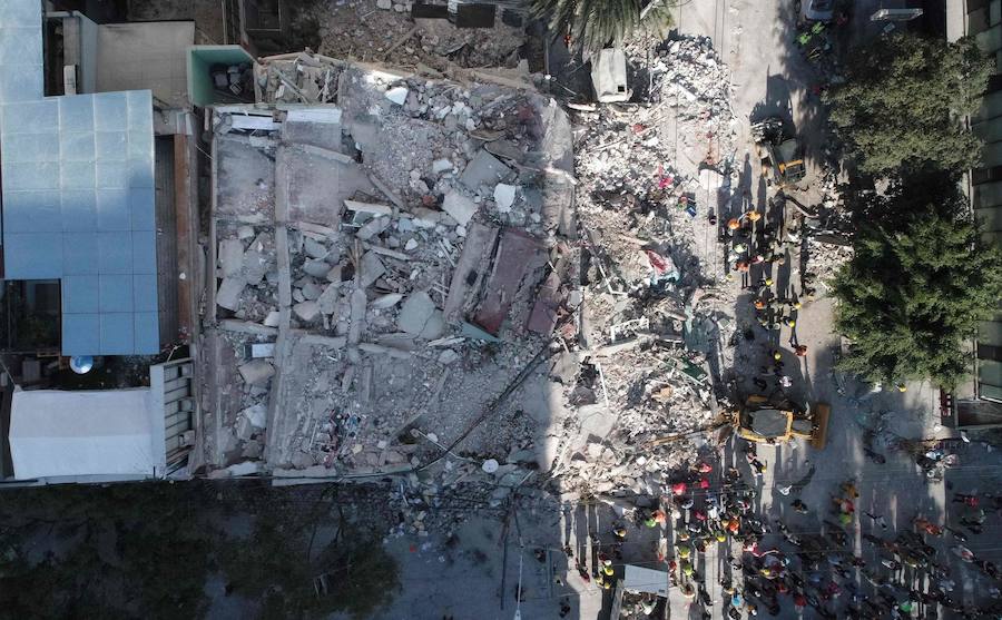 El terremoto de 7,1 grados en la escala de Richter, que sacudió fuertemente este martes a México, deja ya una cifra de 225 fallecidos. Las imágenes reflejan la situación actual de los habitantes ante el seísmo. 