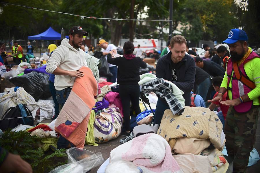 El terremoto de 7,1 grados en la escala de Richter, que sacudió fuertemente este martes a México, deja ya una cifra de 225 fallecidos. Las imágenes reflejan la situación actual de los habitantes ante el seísmo. 