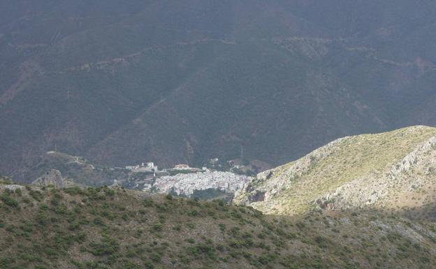 Vista del pueblo de Istán desde la cima de la Concha.