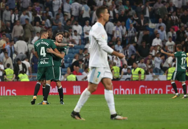 García y Feddal celebran el gol, con Cristiano en primer plano. :: reuters