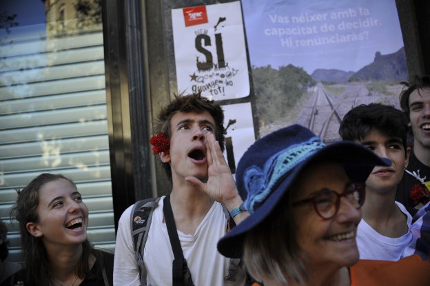 Manifestantes ante la Consejería de Economía de la Generalitat, ayer, en Barcelona. :: ignacio pérez