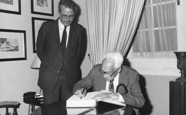 El premio Nobel firma en el libro de honor de la ciudad de Málaga, en presencia del alcalde, Pedro Aparicio, en febrero de 1989