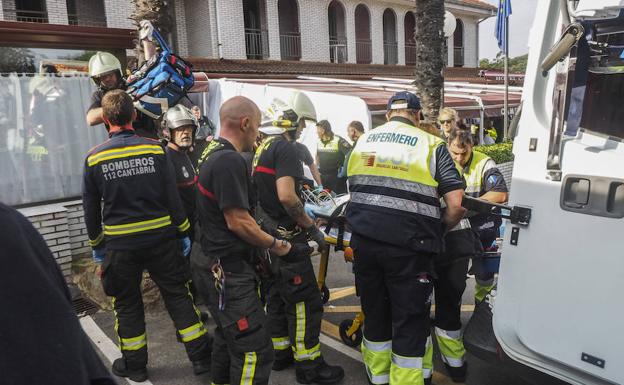 Bomberos y sanitarios, durante las labores de evacuación de los heridos. 