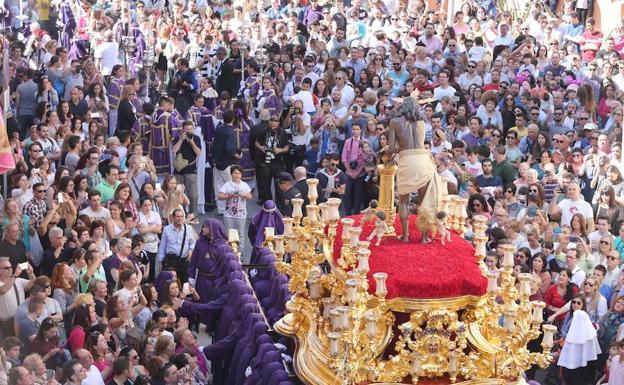 El Cristo de la Columna, en su procesión del Lunes Santo. 