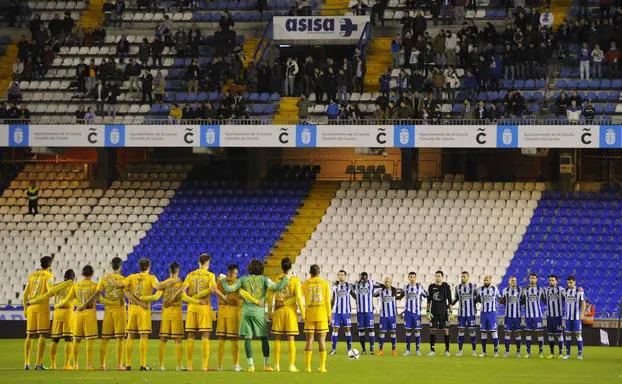 Aspecto del estadio Riazor, con una modesta entrada, en el partido que enfrentó al Deportivo con el Málaga. 
