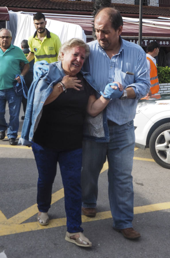 Una de las turistas malagueñas sale del hotel entre llantos.