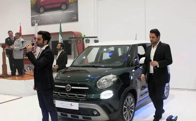El trío Senza Catene actuó en la presentación del nuevo Fiat 500L.