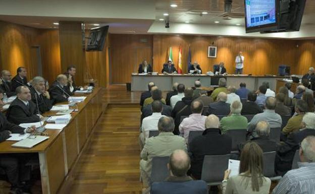 Anticorrupción rebaja las peticiones de penas a los acusados del caso Arcos