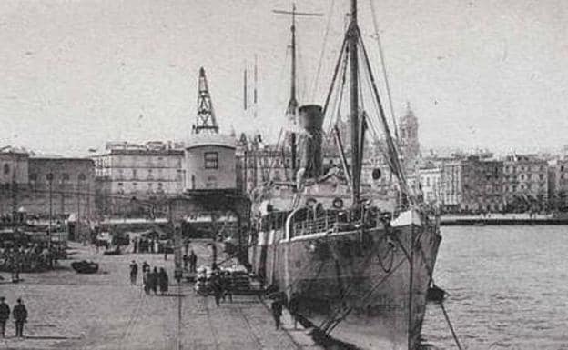 El Delfín en el puerto de Cádiz.