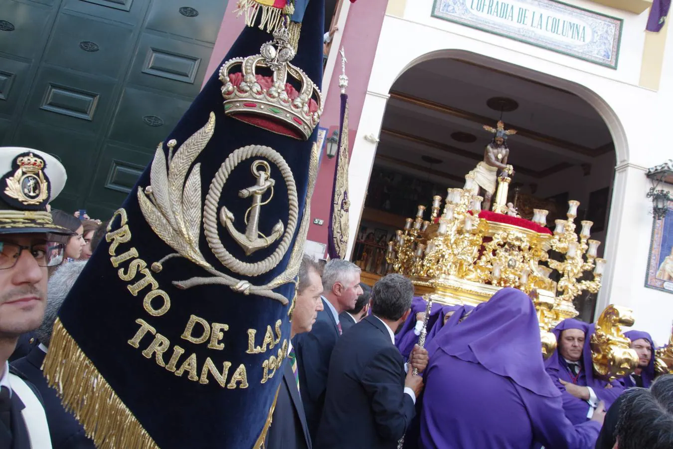 Cientos de personas presencian la procesión extraordinaria por las calles de Málaga