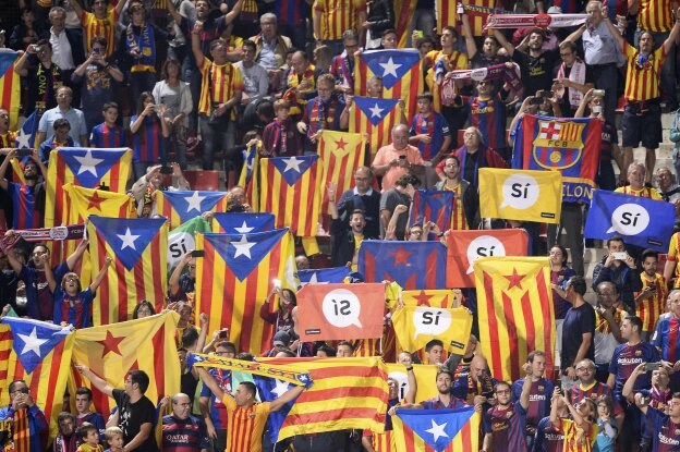 Los aficionados que asistían ayer al Girona-Barcelona ondearon esteladas en el minuto 17 y 14 segundos para recordar la caída de Barcelona en 1714, que se recuerda en la Diada. :: afp