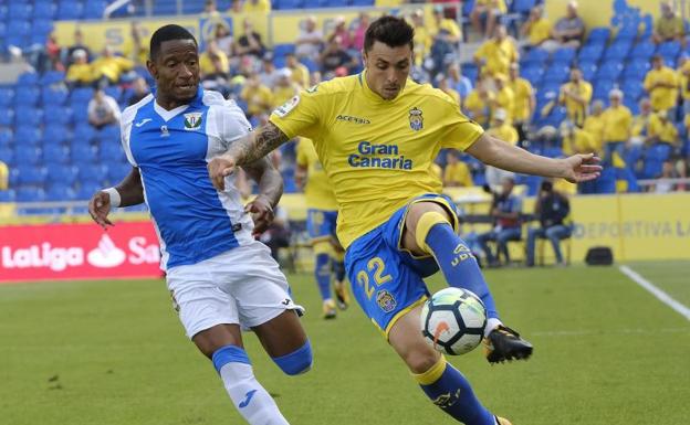 Beauvue pelea un balón con Navarro. 