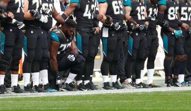 Patrick Omameh, de los Jacksonville Jaguars, se arrodilla, ayer, durante el himno de EE UU. :: reuters