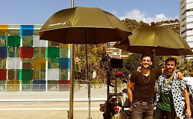 Fran Perea y Canco Rodríguez, en el rodaje en Muelle Uno de la serie.