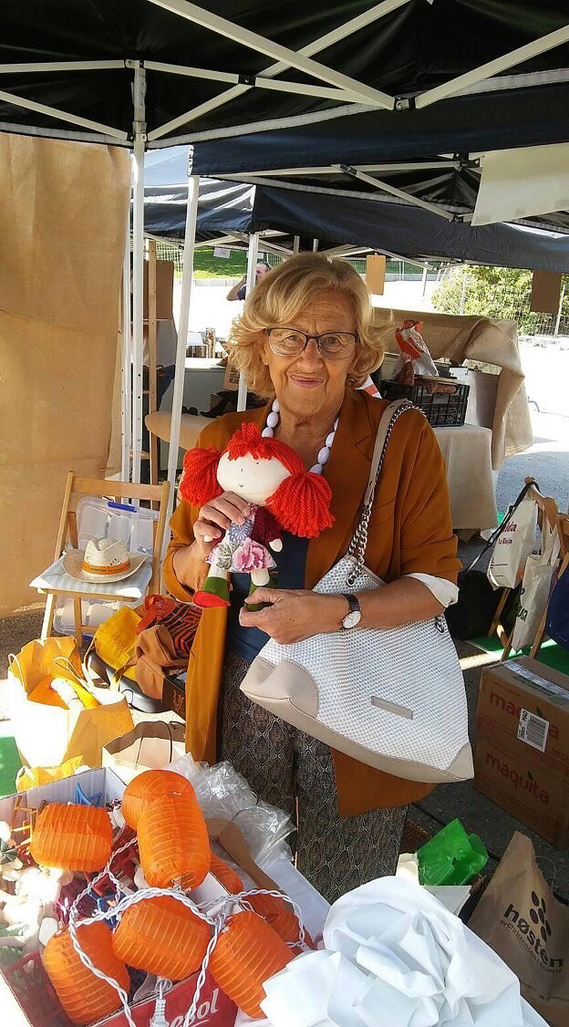 Manuela Carmena, con 'La Manuelita', el domingo en el puesto de Zapatelas en una feria solidaria. 