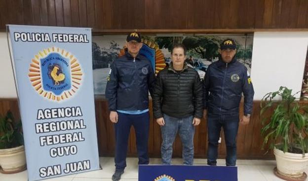 Fernández, custodiado por agentes de la Policía Federal Argentina. 